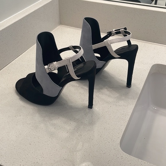 Zara pumps worn 2x. Suede Size 7. White back strap. Plz Msg with Q’s - Picture 3 of 4